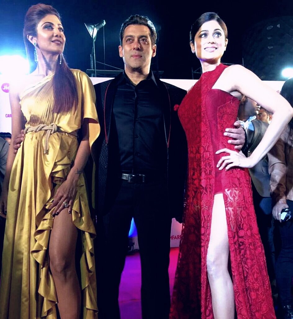 Salman Khan spotted at 62nd Jio Filmfare Awards. Salman Khan,Varun Dhawan,Sushant Singh Rajput,62nd Jio Filmfare Awards,Jio Filmfare Awards,Filmfare Awards 2017,Filmfare Awards 2017 pics,Filmfare Awards 2017 images,Filmfare Awards 2017 photos,Filmfare Awards 2017 stills,Filmfare Awards 2017pictures
