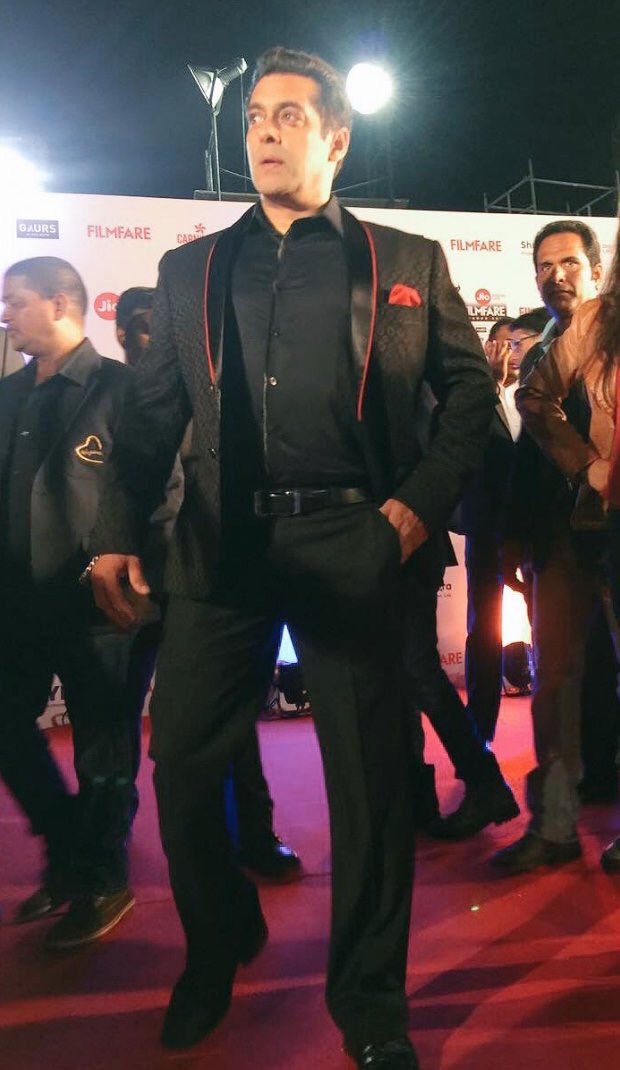 Salman Khan spotted at 62nd Jio Filmfare Awards. Salman Khan,Varun Dhawan,Sushant Singh Rajput,62nd Jio Filmfare Awards,Jio Filmfare Awards,Filmfare Awards 2017,Filmfare Awards 2017 pics,Filmfare Awards 2017 images,Filmfare Awards 2017 photos,Filmfare Awards 2017 stills,Filmfare Awards 2017pictures