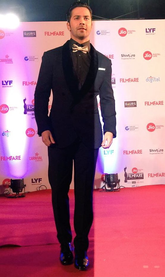 Varun Dhawan spotted at 62nd Jio Filmfare Awards. Salman Khan,Varun Dhawan,Sushant Singh Rajput,62nd Jio Filmfare Awards,Jio Filmfare Awards,Filmfare Awards 2017,Filmfare Awards 2017 pics,Filmfare Awards 2017 images,Filmfare Awards 2017 photos,Filmfare Awards 2017 stills,Filmfare Awards 2017pictures