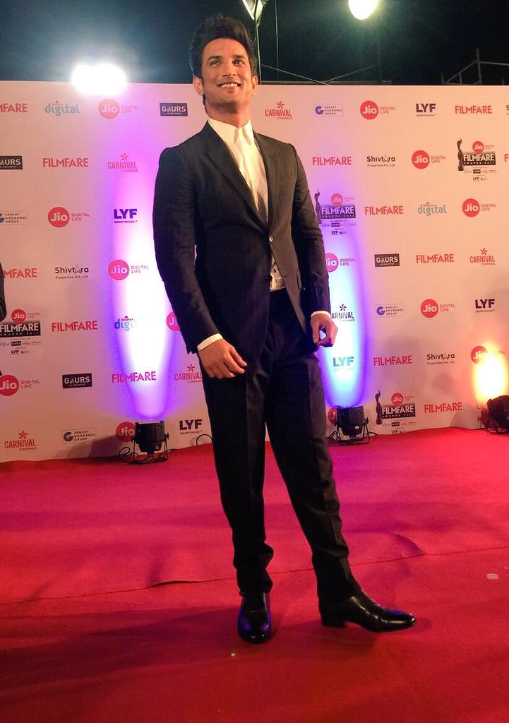 Sushant Singh Rajput spotted at 62nd Jio Filmfare Awards. Salman Khan,Varun Dhawan,Sushant Singh Rajput,62nd Jio Filmfare Awards,Jio Filmfare Awards,Filmfare Awards 2017,Filmfare Awards 2017 pics,Filmfare Awards 2017 images,Filmfare Awards 2017 photos,Filmfare Awards 2017 stills,Filmfare Awards 2017pictures