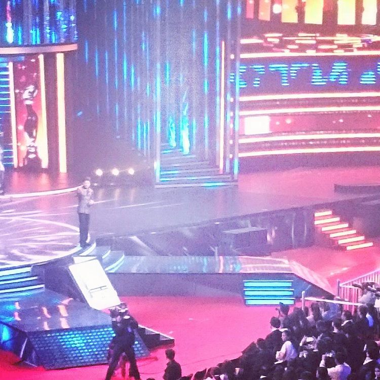 Shah Rukh Khan spotted at 62nd Jio Filmfare Awards. Salman Khan,Varun Dhawan,Sushant Singh Rajput,62nd Jio Filmfare Awards,Jio Filmfare Awards,Filmfare Awards 2017,Filmfare Awards 2017 pics,Filmfare Awards 2017 images,Filmfare Awards 2017 photos,Filmfare Awards 2017 stills,Filmfare Awards 2017pictures