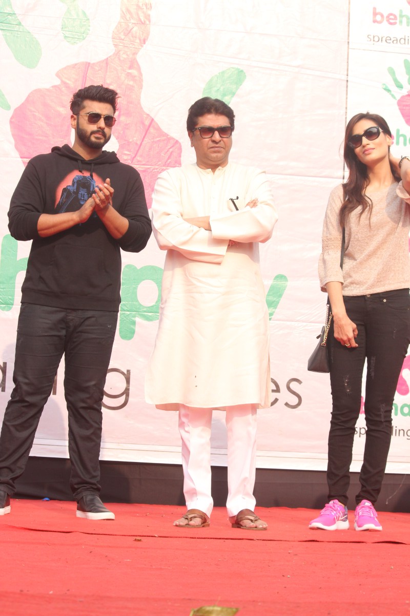Maharashtra Navnirman Sena (MNS) president Raj Thackeray, actors Arjun Kapoor and Priya Wal during the Lokhandwala Street Festival. Actors Arjun Kapoor,Raj Thackeray,Arjun Kapoor,Priya Wal,Lokhandwala street festival,Lokhandwala street festival pics,Lokhandwala street festival images,Lokhandwala street festival photos,Lokhandwala street festival stills,Lokhandwala street festival pict