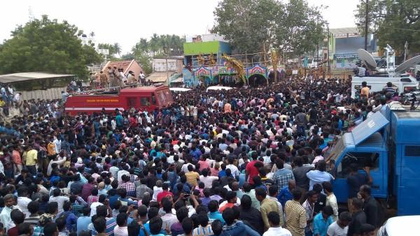 Villagers protest against Jallikattu ban in Madurai's Alanganallur town ...