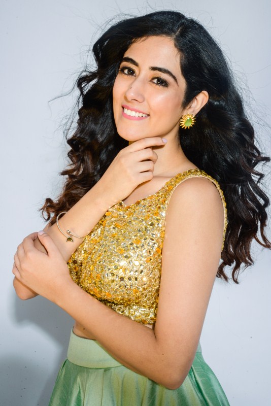 Jonita Gandhi - This Indo-Canadian singer Jonita Gandhi was first noticed when her cover versions of Hindi film songs gained popularity on social media. She made her Bollywood playback debut with the title track of Chennai Express. She surely has a pretty face with that pretty smile which will look perfect on the silver screen. Singers on screen,Arjun Kanungo,Armaan Malik,Jonita Gandhi,Neeti Mohan,Sanam Puri,Sukriti,Prakriti Kakar
