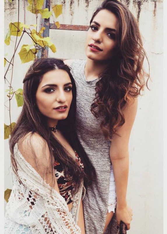 Sukriti and Prakriti Kakar - When twin sisters Sukriti and Prakriti are on stage, they create magic with their voice. Also just like their amazing voices these 2 sisters got amazing features. These sisters will definitely do justice to acting as well. Singers on screen,Arjun Kanungo,Armaan Malik,Jonita Gandhi,Neeti Mohan,Sanam Puri,Sukriti,Prakriti Kakar