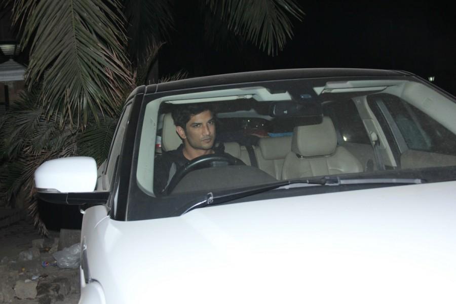 Bollywood actor Sushant Singh Rajput spotted at actress Kriti Sanon's house at Andheri. Sushant Singh Rajput,Sushant Singh,actor Sushant Singh Rajput,Kriti Sanon,actress Kriti Sanon,Kriti Sanon house,Sushant Singh Rajput at Kriti Sanon house