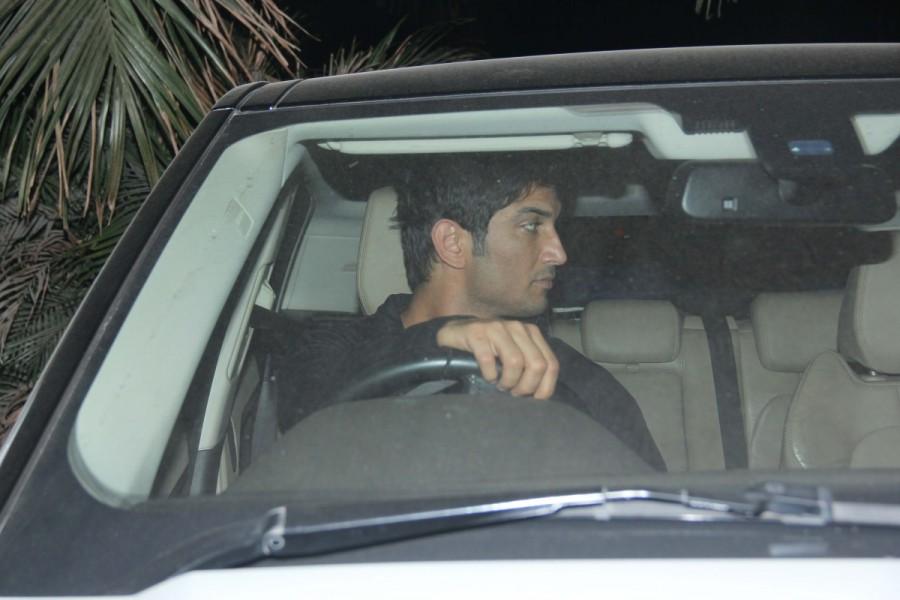 Bollywood actor Sushant Singh Rajput spotted at actress Kriti Sanon's house at Andheri. Sushant Singh Rajput,Sushant Singh,actor Sushant Singh Rajput,Kriti Sanon,actress Kriti Sanon,Kriti Sanon house,Sushant Singh Rajput at Kriti Sanon house