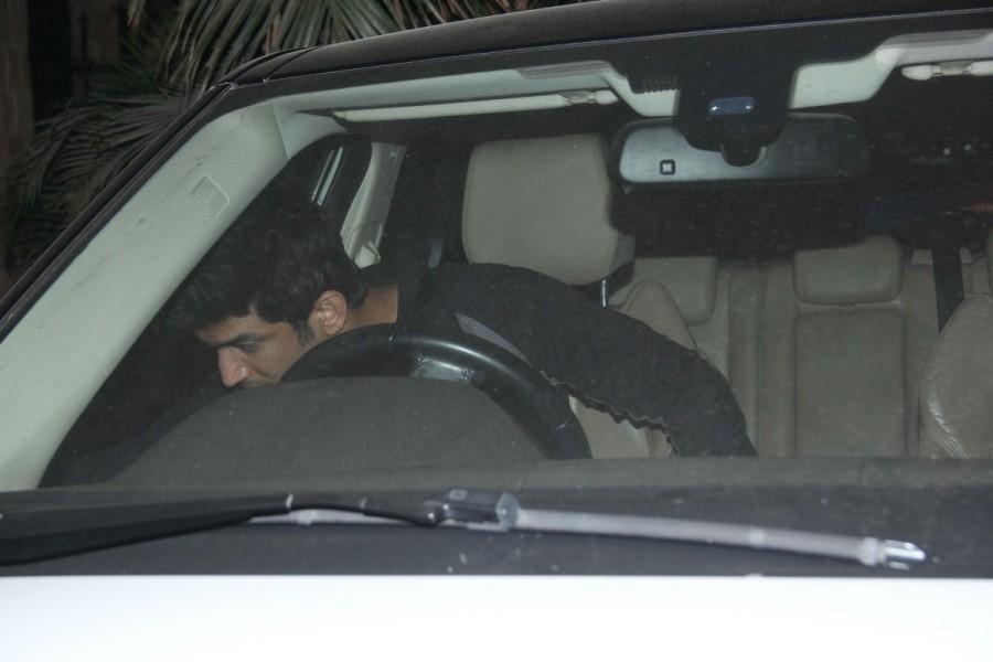Bollywood actor Sushant Singh Rajput spotted at actress Kriti Sanon's house at Andheri. Sushant Singh Rajput,Sushant Singh,actor Sushant Singh Rajput,Kriti Sanon,actress Kriti Sanon,Kriti Sanon house,Sushant Singh Rajput at Kriti Sanon house