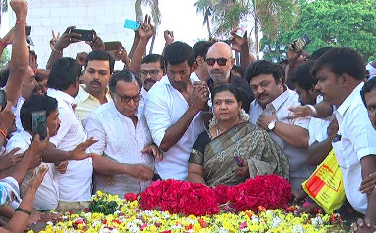 South Indian celebs like Vishal, Nassar, Sathyaraj, Prabhu, Karthi and other Nadigar Sangam members pay respect to MGR memorial at Marina beach. Vishal,Nassar,Sathyaraj,Prabhu,Karthi,Karthik Sivakumar,Nadigar Sangam,MGR memorial,Marina beach,MGR 100,MGR 100 birthday