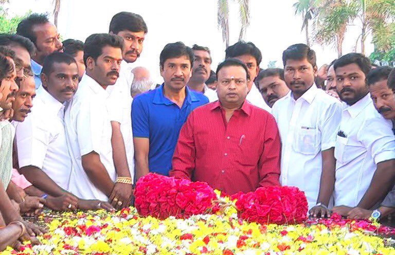 South Indian celebs like Vishal, Nassar, Sathyaraj, Prabhu, Karthi and other Nadigar Sangam members pay respect to MGR memorial at Marina beach. Vishal,Nassar,Sathyaraj,Prabhu,Karthi,Karthik Sivakumar,Nadigar Sangam,MGR memorial,Marina beach,MGR 100,MGR 100 birthday