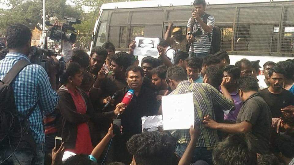 Comedy actor Mayilsamy joins protest against Jallikattu ban at Marina beach. Jallikattu ban,Jallikattu,Jallikattu Controversy,Mayilsamy,GV Prakash,Marina beach,protest against Jallikattu ban,Jallikattu ban protest,Jallikattu protest,T. Rajendar