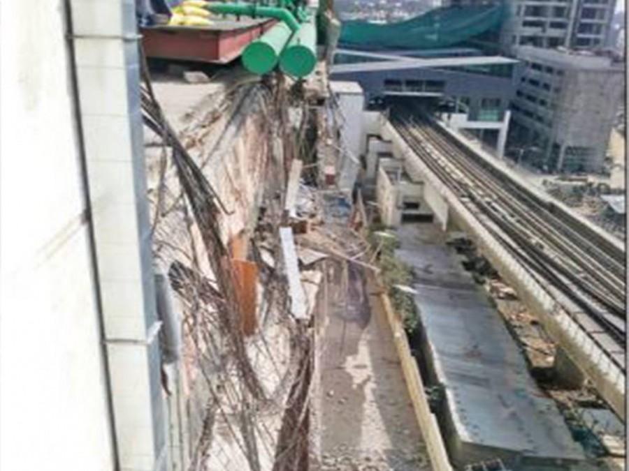 Mantri Square wall collapse: Panic outside the mall. Mantri Square,Mantri Square wall collapse,Mantri Square collapse,Panic,Panic in the mall,Mantri Square wall,Mantri Square mall wall collapse