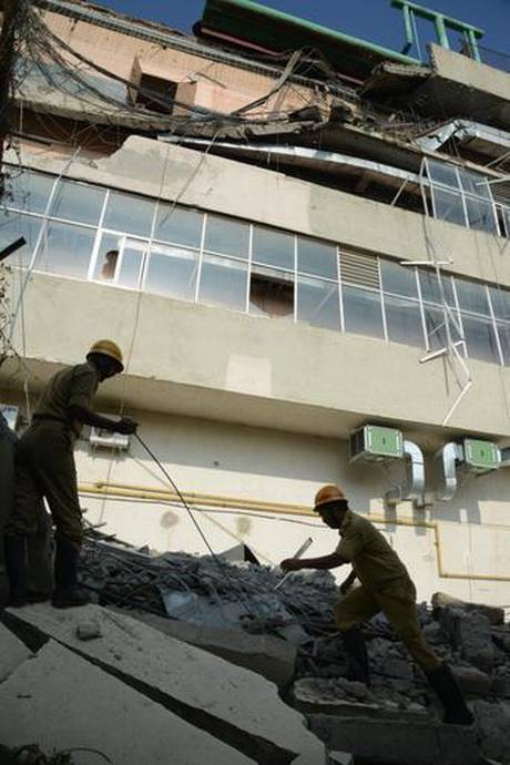 Mantri Square wall collapse: Panic outside the mall. Mantri Square,Mantri Square wall collapse,Mantri Square collapse,Panic,Panic in the mall,Mantri Square wall,Mantri Square mall wall collapse