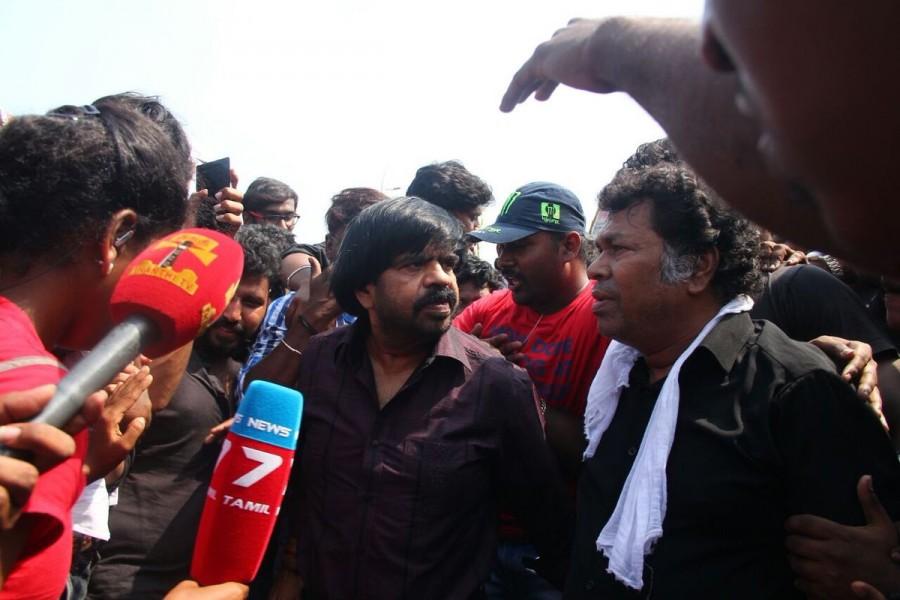 South Indian actor T. Rajendar joins protest against Jallikattu ban at Marina beach. Jallikattu ban,Jallikattu,Jallikattu Controversy,Mayilsamy,GV Prakash,Marina beach,protest against Jallikattu ban,Jallikattu ban protest,Jallikattu protest,T. Rajendar