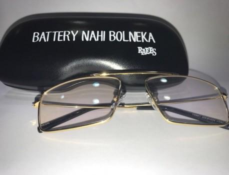 The dialogue 'Battery nahi bolneka' was recently released and has already started becoming a part of masses' vocabulary! Earlier dialogue promos those were released has already started trending and how with most of them resonating with the one liners in their real life! Although the latest promo shows SRK bashing guys who tease him for wearing glasses and call him 