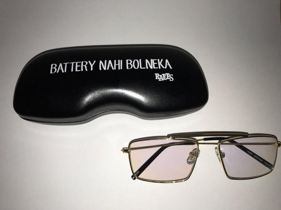 Taking this, the makers observed the trend and decided on making further more glasses which can be distributed to media members! It seems that soon the Battery would be donned people at large which can lead to several people feeling like Raees himself! Battery nahi bolneka,Shah Rukh Khan's battery look,SRK battery look,Raees,Raees glasses,Raees promotion,Raees movie promotion