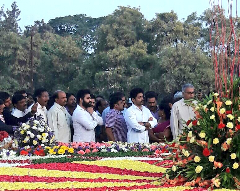 South Indian actor Jr.NTR with his family visits NTR ghat on his 21st Death Anniversary Day. Jr.NTR,Kalyan Ram,Kalyan Ram Harikrishna,Jr NTR,NTR ghat,N. T. Rama Rao,Nandamuri Taraka Rama Rao,Jr.NTR with family