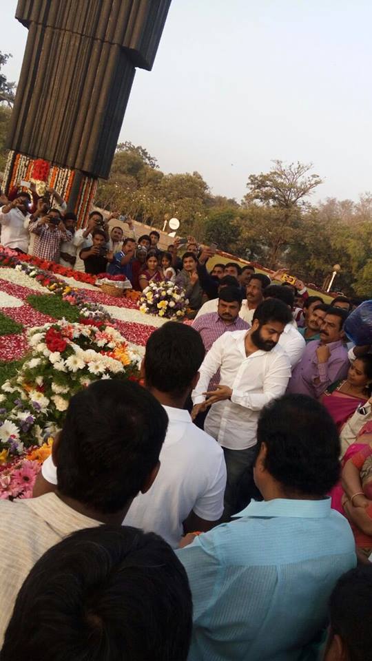 South Indian actor Jr.NTR with his family visits NTR ghat on his 21st Death Anniversary Day. Jr.NTR,Kalyan Ram,Kalyan Ram Harikrishna,Jr NTR,NTR ghat,N. T. Rama Rao,Nandamuri Taraka Rama Rao,Jr.NTR with family