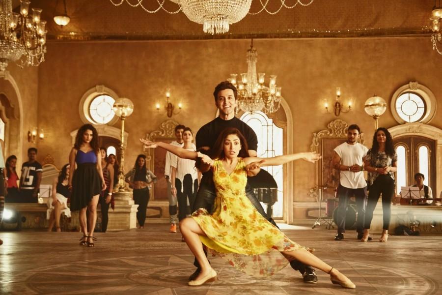In Kaabil Hrithik didn't have to put on a lot of weight but he had to lose muscle and put on a bit of fat to play Rohan. For this he had to make alterations in his diet. A source reveals, "Hrithik went all out to ensure that his character could look real and hence put on weight and looked chubby. His physical transformation was very important to play the part of Rohan. Despite being labelled as a Greek God, Hrithik was more than willing to ditch his sex appeal and chiselled abs to portray this character with total conviction." Hrithik Roshan,Rohan,Rohan in Kaabil,Kaabil,Hrithik Roshan became Rohan in Kaabil