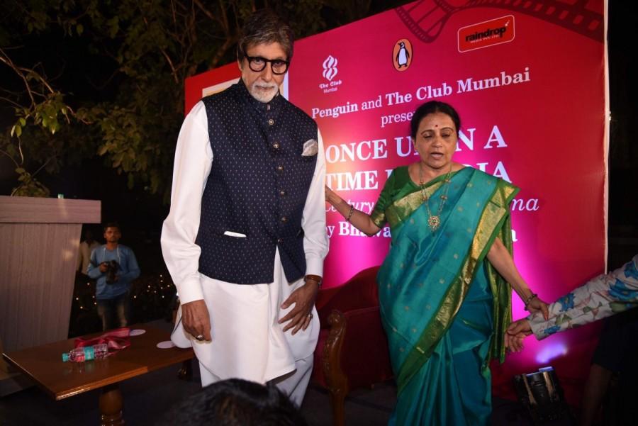 Bollywood actor Amitabh Bachchan launches Bhawana Somaaya's Book Once Upon A Time in India. Amitabh Bachchan,actor Amitabh Bachchan,Bhawana Somaaya,Once Upon A Time in India,Bhawana Somaaya's book Once Upon A Time in India,Amitabh Bachchan latest pics,Amitabh Bachchan latest images,Amitabh Bachchan latest photos,Amitabh Bachchan latest stil