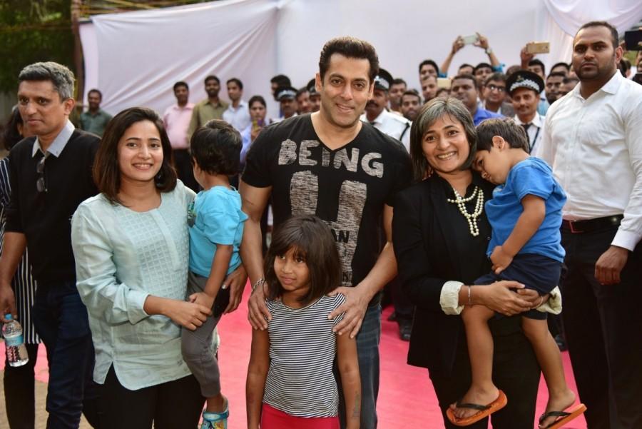 Bollywood actor Salman Khan at Parle Agro along with Nadia Chauhan and Schauna Chauhan. Salman Khan,actor Salman Khan,Salman Khan with Parle Argo staff,Salman Khan pics,Salman Khan images,Salman Khan photos,Salman Khan stills,Salman Khan pictures