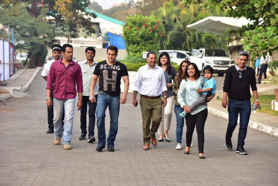Bollywood actor Salman Khan, Raj Nayak and Nadia Chauhan. Salman Khan,actor Salman Khan,Salman Khan with Parle Argo staff,Salman Khan pics,Salman Khan images,Salman Khan photos,Salman Khan stills,Salman Khan pictures