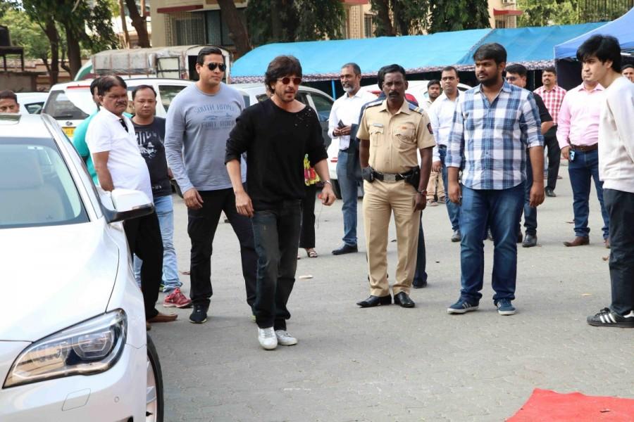 Photos of Bollywood actor Shah Rukh Khan promotes Raees at Mehboob Studio in Bandra. Shah Rukh Khan,actor Shah Rukh Khan,SRK,Raees,Raees promotion,Mehboob Studio,Shah Rukh Khan promotes Raees,Shah Rukh Khan promotes Raees movie