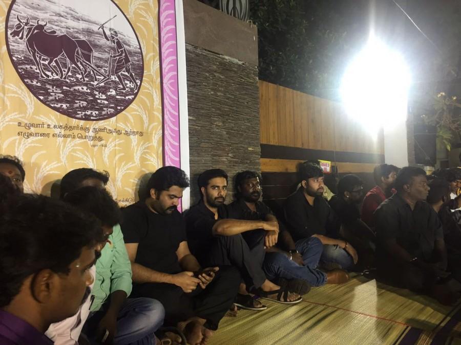South Indian actor Silambarasan, Mahat and others protesting & sleeping on the streets outside actor Simbu's house. Jallikattu protest,jallikattu protests,Simbu,actor Simbu,Silambarasan,Simbu at Jallikattu protest,actor Simbu at Jallikattu protest
