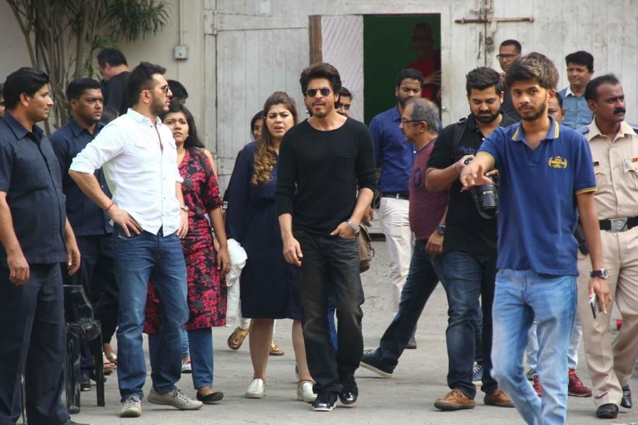Bollywood actor Shah Rukh Khan spotted at Mehboob studio. Shah Rukh Khan,actor Shah Rukh Khan,Shahrukh Khan,Shah Rukh Khan at Mehboob studio,Raees,Raees promotions,Raees movie promotions