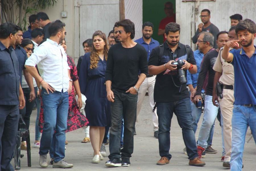 Bollywood actor Shah Rukh Khan spotted at Mehboob studio. Shah Rukh Khan,actor Shah Rukh Khan,Shahrukh Khan,Shah Rukh Khan at Mehboob studio,Raees,Raees promotions,Raees movie promotions