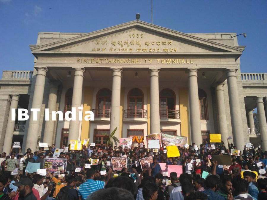 Bengaluru stands with Tamil Nadu; Jallikattu supporters gather in city to protest against the ban. Bengaluru stands with Tamil Nadu,Jallikattu ban,Jallikattu,Jallikattu protest,Jallikattu protest in Bangalore,Town hall