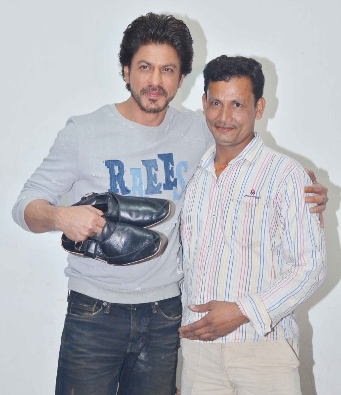 SRK's forthcoming film Raees has created a surround sounds of sorts with the entire buzz the content has been creating. What's more is that the dialogues of the film which have been identified as the most unique ones have started tracking and how amongst the regular audiences. So much so that its now become a vocubulary addition to everyone's language. One such man who has resonated with the dialogue is cobbler Shyam Bahadur who runs a small shop in the suburbs. Shyam to express the love for his dialogue Koi Dhanda Chota Nahi Hota aur Dhande Se Bada Koi Dharm Nahi Hota went ahead to put out a board of the line on his small shop. Shah Rukh Khan,actor Shah Rukh Khan,SRK,Shah Rukh Khan meets real life Cobbler,Shah Rukh Khan meets Shyam Bahadur,Shyam Bahadur,Raees,Raees movie,bollywood movie Raees