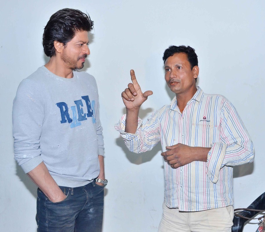 The walker byes started inquiring the uniqueness of the act and Shyam said that how he relates to the dialogue every bit and is glad that SRK has endorsed the one liner in his forthcoming film. When SRK learnt about the man, he immediately expressed on how he wants to meet Shyam and well Shyam didnt realise that he will infact be living his dream. Shyam met SRK at the suburban studio where the actor was placed for the media interaction of his film. Shyam who was nervous not realizing if it was a dream or reality saw the glimpse of the actor heading towards him and Shyam posed a huge smile on his face! Shah Rukh Khan,actor Shah Rukh Khan,SRK,Shah Rukh Khan meets real life Cobbler,Shah Rukh Khan meets Shyam Bahadur,Shyam Bahadur,Raees,Raees movie,bollywood movie Raees