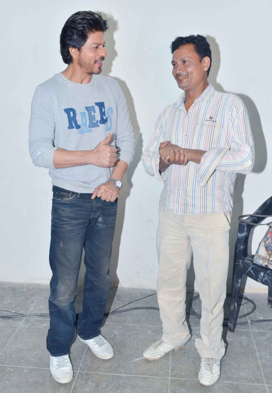 SRK gave Shyam a big hug and was immensely glad to meet the man himself who has resonated so much with the one liner. Shyam not knowing what to say first handed out the shoes that sham personally had made for SRK as a small token of gift. The actor promised Shyam that he will wear the shoes matching it with a Pathani! Shahrukh indulged in to a long conversation with Shyam asking about his shop location and how he identified with the one liner. Shah Rukh Khan,actor Shah Rukh Khan,SRK,Shah Rukh Khan meets real life Cobbler,Shah Rukh Khan meets Shyam Bahadur,Shyam Bahadur,Raees,Raees movie,bollywood movie Raees