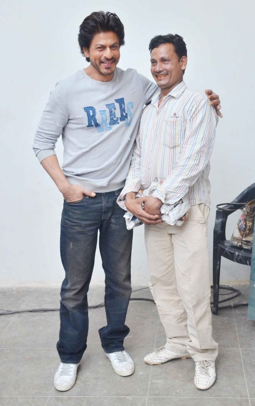 Shyam expressed on how this dialogue says so much in so less words, and hoe people actually have a myth of differentiating the business into small and big! Shyam interacted with Shahrukh for a while and expressed how he isn't believing the moment that he is living right now. Shyam further thanked the actor on how he is grateful to him in bringing this dialogue out and explaining on the significane of any business irrespective of its stature. Shyam also said that he is waiting to watch the film. Shah Rukh Khan,actor Shah Rukh Khan,SRK,Shah Rukh Khan meets real life Cobbler,Shah Rukh Khan meets Shyam Bahadur,Shyam Bahadur,Raees,Raees movie,bollywood movie Raees