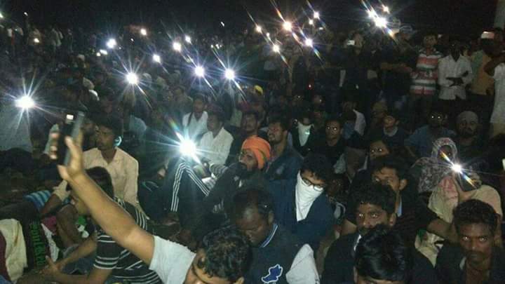 Jallikattu Ban: Ilayathalapathy Vijay joined Marina protest. Ilayathalapathy,Jallikattu,Vijay,Ilayathalapathy Vijay,Vijay joined Marina protest,Vijay at Marina protest,Marina protest,Jallikattu Protests,Vijay at Jallikattu protest,Vijay Jallikattu protest,Vijay Jallikattu protest pics,Vijay Jallikattu protest image