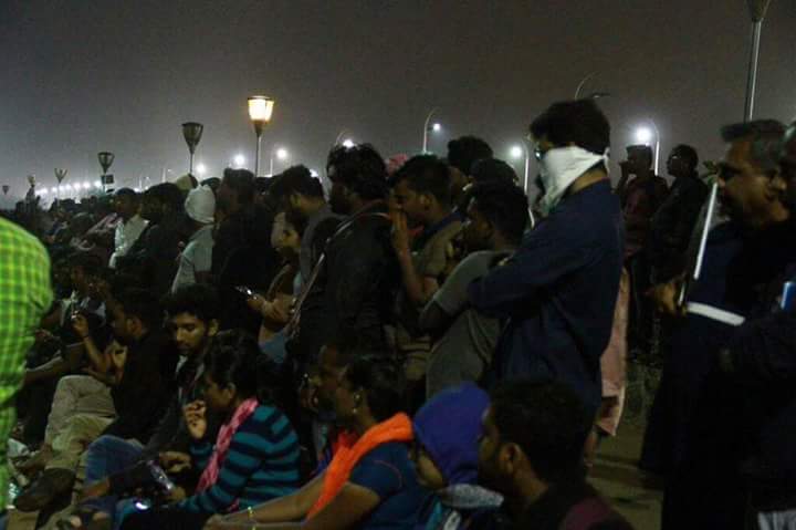 Jallikattu Ban: Ilayathalapathy Vijay joined Marina protest. Ilayathalapathy,Jallikattu,Vijay,Ilayathalapathy Vijay,Vijay joined Marina protest,Vijay at Marina protest,Marina protest,Jallikattu Protests,Vijay at Jallikattu protest,Vijay Jallikattu protest,Vijay Jallikattu protest pics,Vijay Jallikattu protest image