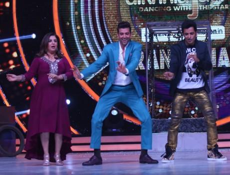 Hrithik Roshan has been touted as of one of the best dancers to ever set foot on the Indian Silver screen but little does anyone that the ‘Kaabil’ star credits not one but two individuals for honing these dancing skills. It is none other than dancing queen Farah Khan and cool guru Ganesh Hegde to whom Hrithik owes his dancing skills. Hrithik got a chance to show his appreciation for the duo on the finale episode of Jhalak Dikhhla Jaa…Hot Hai.