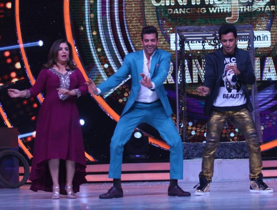 Hrithik Roshan has been touted as of one of the best dancers to ever set foot on the Indian Silver screen but little does anyone that the ‘Kaabil’ star credits not one but two individuals for honing these dancing skills. It is none other than dancing queen Farah Khan and cool guru Ganesh Hegde to whom Hrithik owes his dancing skills. Hrithik got a chance to show his appreciation for the duo on the finale episode of Jhalak Dikhhla Jaa…Hot Hai. Jhalak Dikhhla Jaa,Jhalak Dikhhla Jaa final,Ek Pal Ka Jeena,Hrithik Roshan,actor Hrithik Roshan,Kaabil,Kaabil actor,Farah and Ganesh