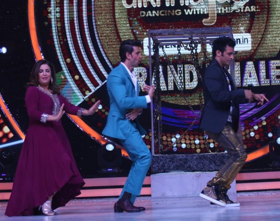 Adding to Hrithik's story, Farah mentioned on how ‘Duggu’ has grown as a performer and how she used to scold the superstar when he used to get his steps wrong. The night further elated when Farah and Ganesh joined Hrithik on stage and the trio danced on hit numbers like 'Its Magic' and 'Ek Pal Ka Jeena'. Jhalak Dikhhla Jaa,Jhalak Dikhhla Jaa final,Ek Pal Ka Jeena,Hrithik Roshan,actor Hrithik Roshan,Kaabil,Kaabil actor,Farah and Ganesh