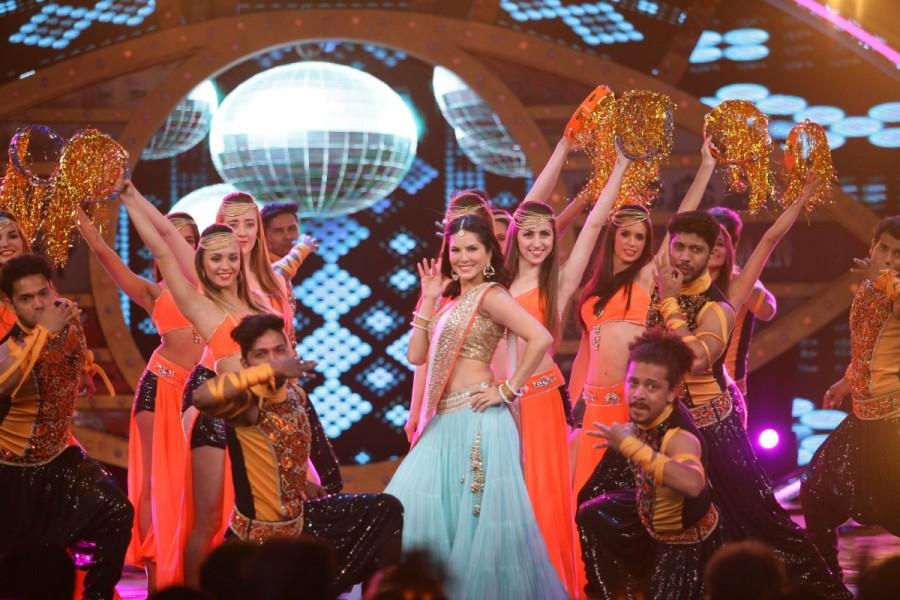 Sunny Leone performs at Bigg Boss Weekend Ka Vaar. Shah Rukh Khan,Salman Khan,Sunny Leone,Farah Khan,Jacqueline Fernandes,Karan Johar,Bigg Boss Weekend Ka Vaar,Bigg Boss Weekend,Bigg Boss,Bigg Boss 10,Ganesh Hegde