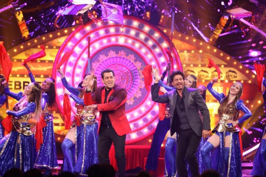 Salman Khan and Shah Rukh Khan perform on Sultan and Raees mashup at Bigg Boss Weekend Ka Vaar. Shah Rukh Khan,Salman Khan,Sunny Leone,Farah Khan,Jacqueline Fernandes,Karan Johar,Bigg Boss Weekend Ka Vaar,Bigg Boss Weekend,Bigg Boss,Bigg Boss 10,Ganesh Hegde