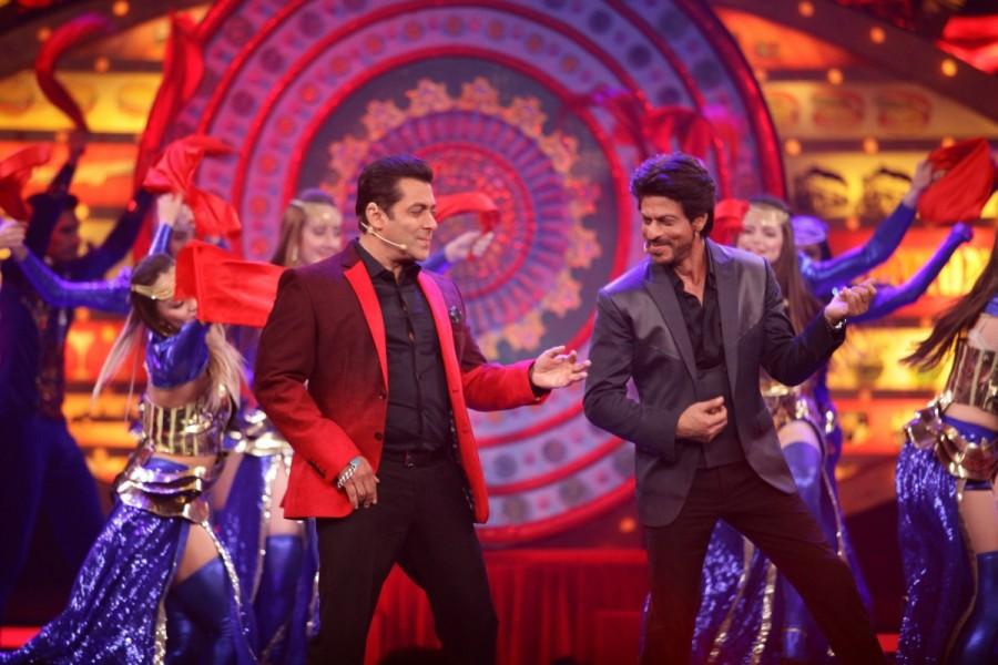 Salman Khan and Shah Rukh Khan perform on Sultan and Raees mashup at Bigg Boss Weekend Ka Vaar. Shah Rukh Khan,Salman Khan,Sunny Leone,Farah Khan,Jacqueline Fernandes,Karan Johar,Bigg Boss Weekend Ka Vaar,Bigg Boss Weekend,Bigg Boss,Bigg Boss 10,Ganesh Hegde