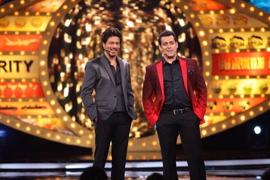 Salman Khan and Shah Rukh Khan perform on Sultan and Raees mashup at Bigg Boss Weekend Ka Vaar. Shah Rukh Khan,Salman Khan,Sunny Leone,Farah Khan,Jacqueline Fernandes,Karan Johar,Bigg Boss Weekend Ka Vaar,Bigg Boss Weekend,Bigg Boss,Bigg Boss 10,Ganesh Hegde