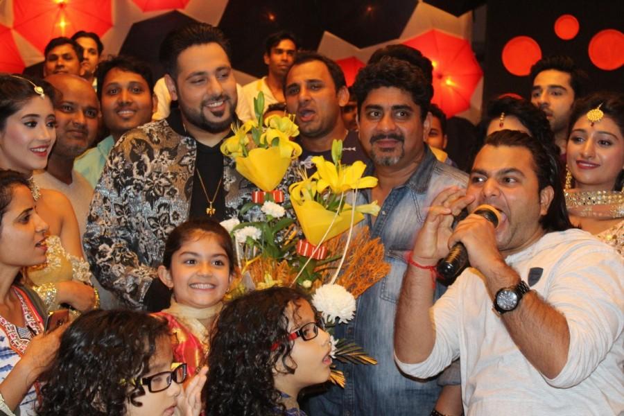Adding to the already celebratory atmosphere was rapper Badshah who graced the occasion and made the entire cast and crew groove to his peppy numbers "Abhi toh party shuru hui hai" and "Dj waale Babu mera gaana chalado". Yeh Rishta Kya Kehlata Hai,Rapper Badshah,Rapper Badshah perform