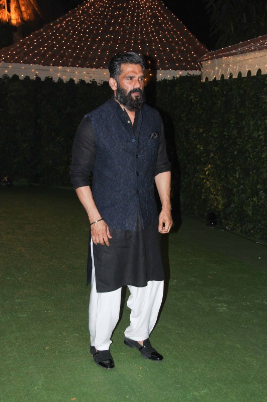 Suniel Shetty at Ronnie Screwvala’s daughter’s wedding reception. Aditya Roy Kapur,Vidya Balan,Alia Bhatt,Sidharth Malhotra,Ronnie Screwvala,Ronnie Screwvala daughter wedding reception,Ronnie Screwvala daughter wedding reception pics,Ronnie Screwvala daughter wedding reception images,Ronnie Screwvala daughter wedding re