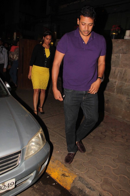 Bollywood actress Lara Dutta spotted with family at Bandra. Lara Dutta,actress Lara Dutta,Lara Dutta with family,Lara Dutta latest pics,Lara Dutta latest images,Lara Dutta latest photos,Lara Dutta latest stills,Lara Dutta latest pictures