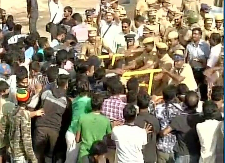 Police evict Jallikattu protesters at Marina beach in Tamil Nadu. Police evict Jallikattu protesters,Jallikattu protesters,Jallikattu protester,jallikattu protest,Marina beach,Marina,Jallikattu protesters at Marina beach,Jallikattu,Jallikattu Ban