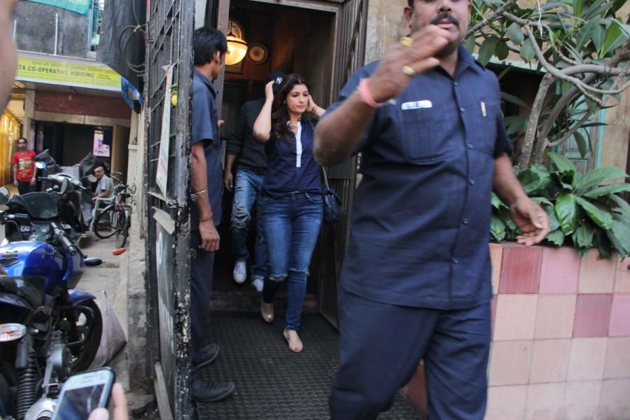 Bollywood actor Akshay Kumar and family spotted at Pali Hill in Bandra. Akshay Kumar,actor Akshay Kumar,Akshay Kumar and family,Akshay Kumar at Pali Hill,Akshay Kumar at Bandra,Akshay Kumar spotted at Bandra