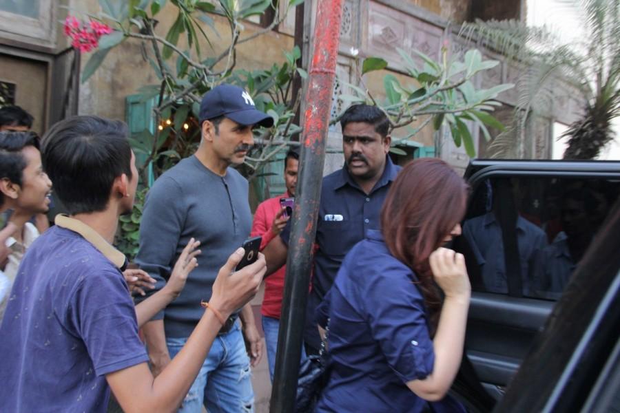 Bollywood actor Akshay Kumar and family spotted at Pali Hill in Bandra. Akshay Kumar,actor Akshay Kumar,Akshay Kumar and family,Akshay Kumar at Pali Hill,Akshay Kumar at Bandra,Akshay Kumar spotted at Bandra